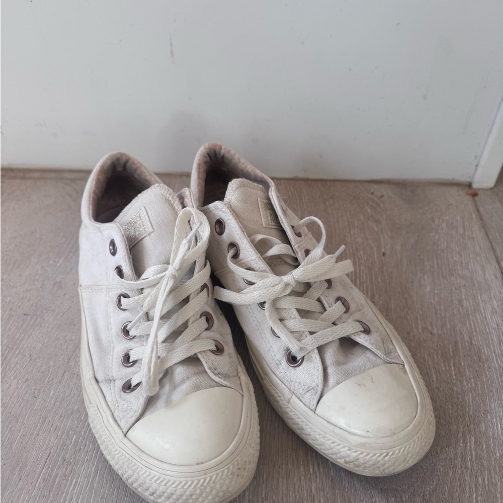 Women’s White Converse Low-Top Sneakers GUC